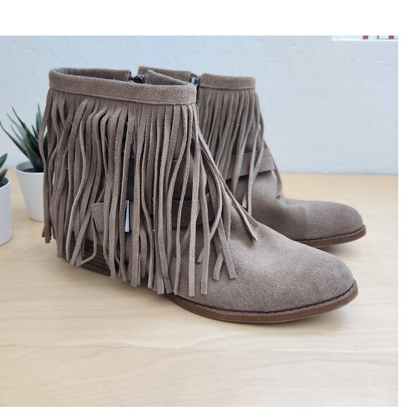 BCBG Generation Women's Size 6.5 Ankle Boots Zip Suede Tan Beige Fringe Booties - Picture 2 of 8